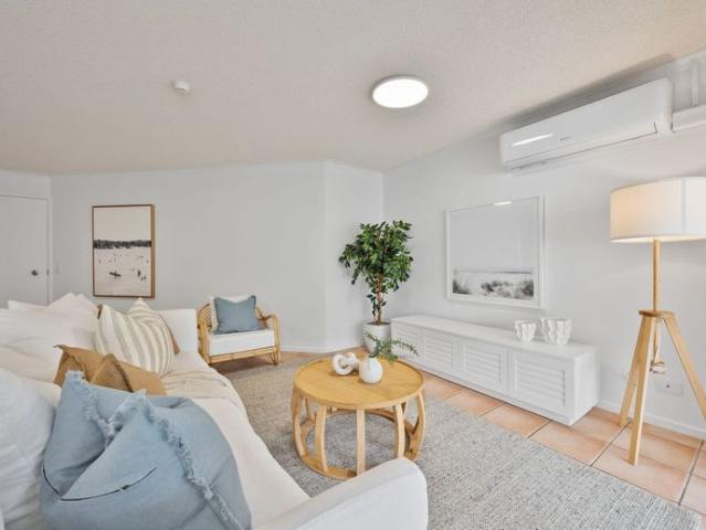 Beachside Buddina Apartment close to everything you need