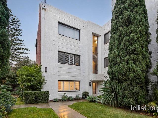 Beachside ground floor beauty in an Art Deco icon