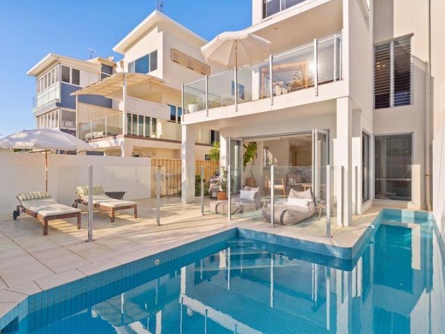Beachside Duplex With Pool & Ocean Views!
