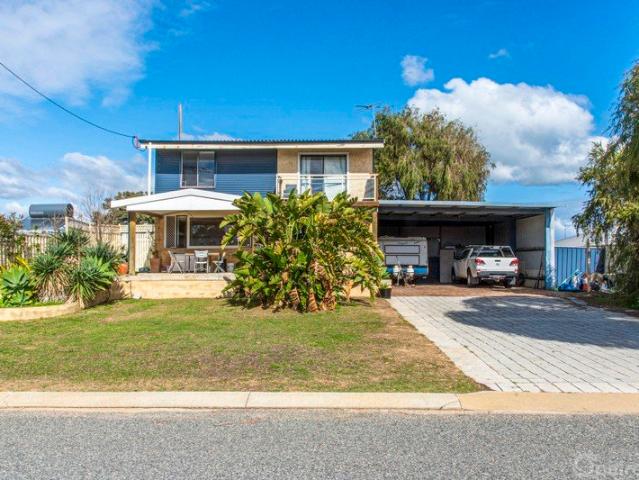 Beachside family living with a versatile detached studio