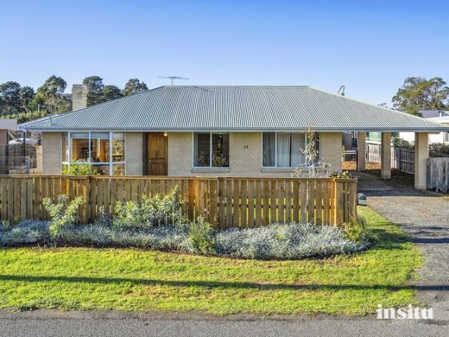 Beachside Family Living with Space, Style & Convenience
