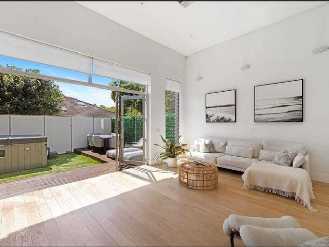 Beachside Family Sanctuary With Sunny North Facing Backyard