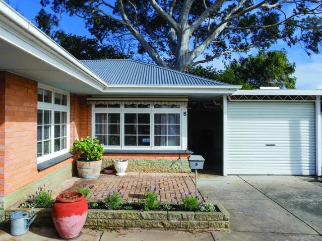 Beachside Location & Convenience Light Filled Unit