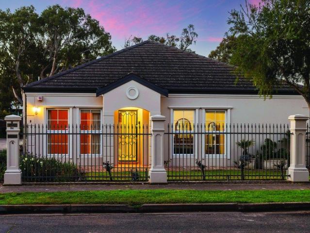 Beachside Location Superb Freestanding Courtyard Home
