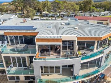 BEACHSIDE LIVING AT ITS BEST PRIME TORQUAY APARTMENT