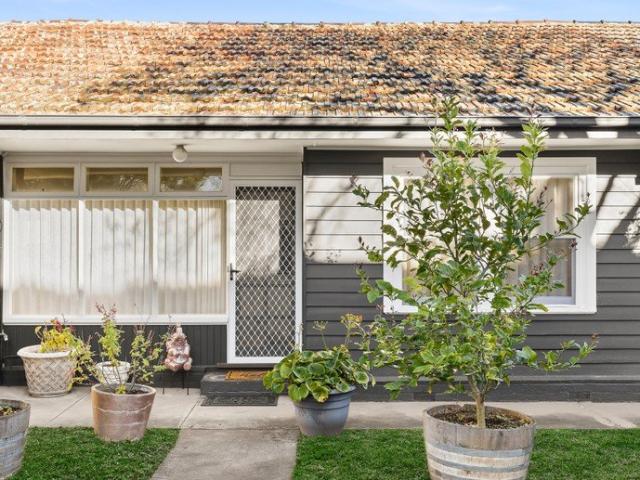 BEACHSIDE LIVING IN THE HEART OF MORNINGTON