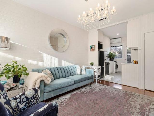 BEACHSIDE LIVING IN THE HEART OF MORNINGTON