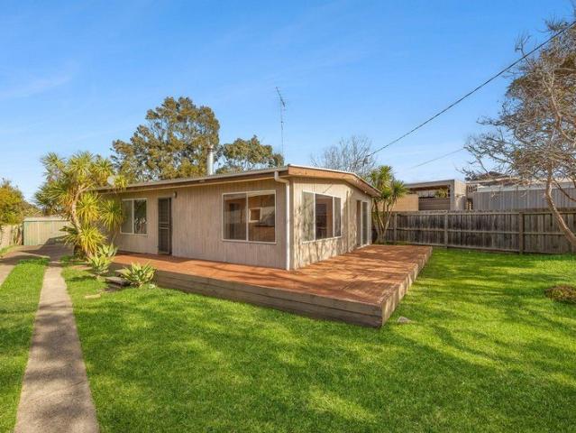 BEACHSIDE LIVING JUST STEPS FROM TORQUAY'S ESPLANADE