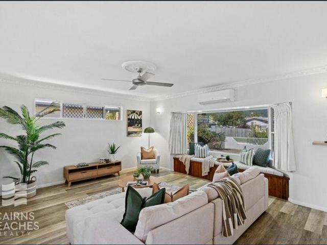 Beachside Living – Walk to the Beach!
