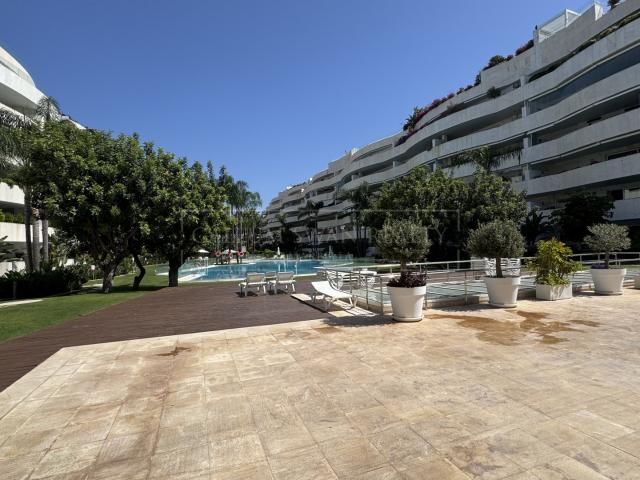 Beachside luxury apartment for short term rental in Embrujo Banús