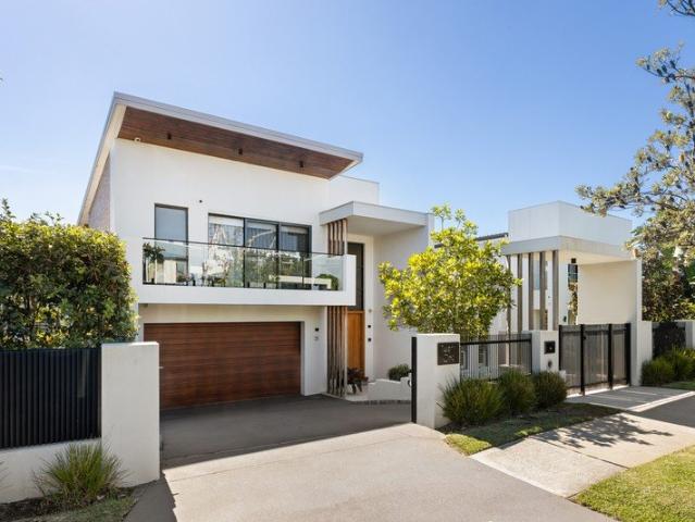 Beachside Luxury, Family Orientated Build with Park Outlook