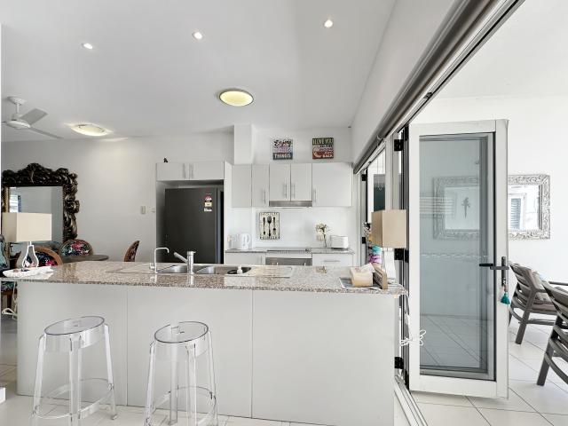 Beachside' Marina front apartment with garden in ideal central location