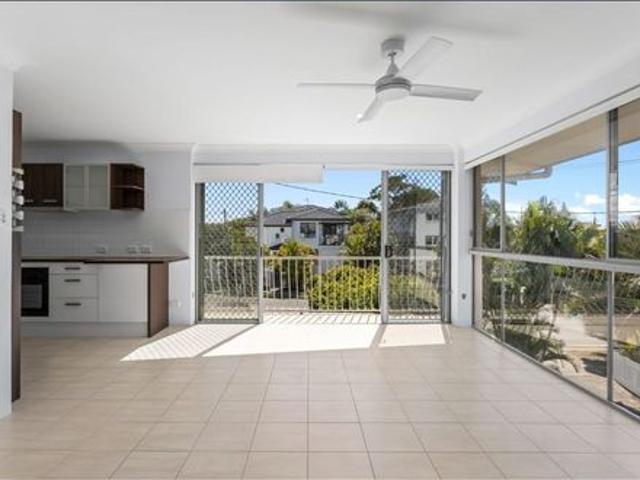 Beachside Miami Living – Freshly Updated & Moments from the Sand