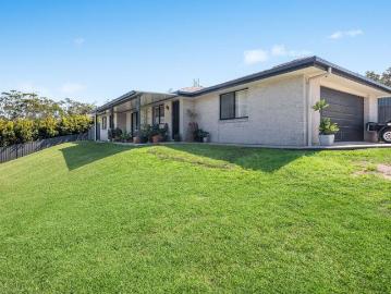 Beachside Simplicity with Contemporary Comfort, Steps from Beaches, Cafes and Valla Tavern