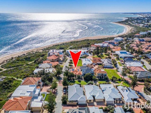 Beachside Superb Location Overlooking Landscaped Park