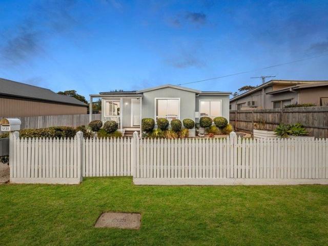 Beachside Perfection in Rosebud's Prestigious Paris End