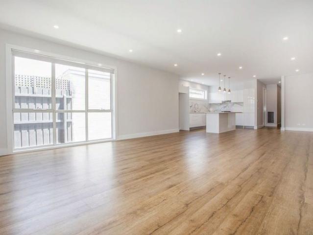 Beachside Townhouse / Room Share or Family Home!