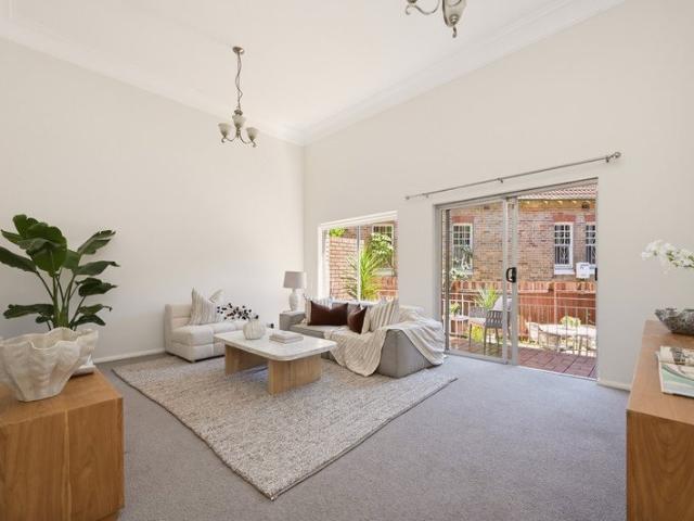 Beachside Townhouse with North Facing Courtyard & Private Entrance