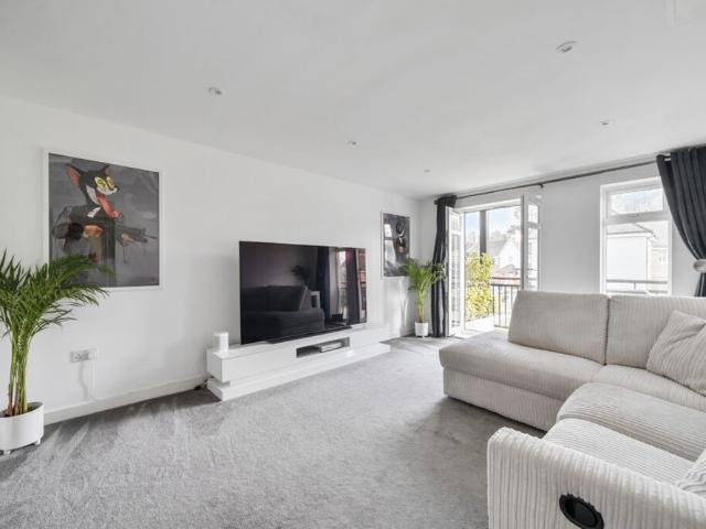 Beacon Crescent, Hindhead, GU26