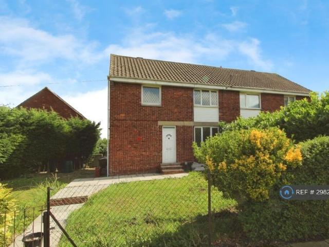 Beacon Grove, Leeds, LS27 3 bed semi detached house to rent £1,295 pcm £299 pw