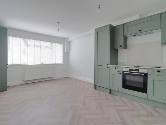 Beaconsfield Parade, Brighton BN1, 3 bed flat to rent, £1,650 pcm | PrimeLocation