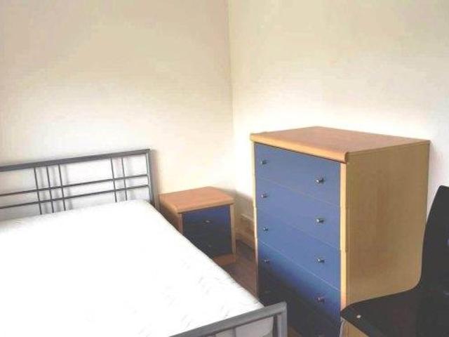 Beaconsfield Road 3 bed flat to rent £1,200 pcm £277 pw