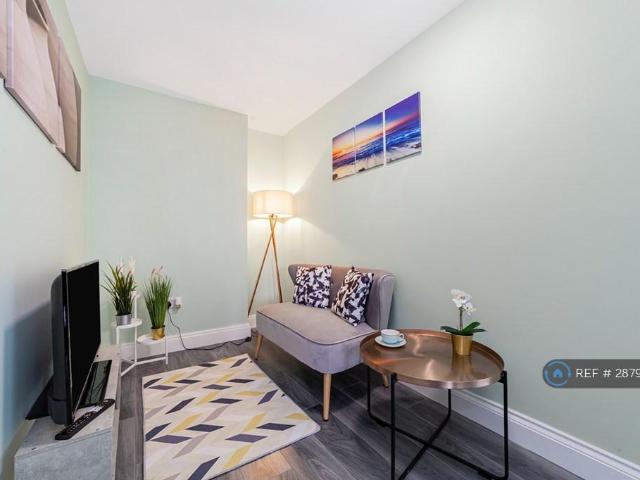 Beaconsfield Road, London, SE9 3 bed maisonette to rent £2,700 pcm £623 pw