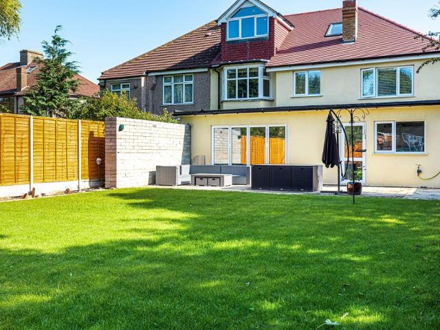 Beaconsfield Road, Mottingham, SE9 1 bed in a house share to rent £800 pcm £185 pw