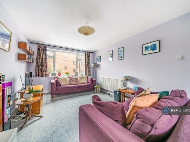 Beaconshaw, Bromley, BR1 2 bed flat to rent £1,750 pcm £404 pw
