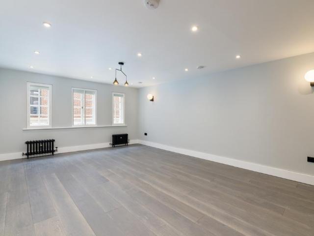 Beak Street, Carnaby W1 Studio to rent £2,708 pcm £625 pw