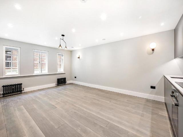 Beak Street, Soho, W1F Studio to rent £2,708 pcm £625 pw