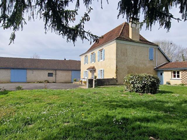 Béarnaise de 196 m² sur un parc de 3 328 m². 196m² Mazerolles