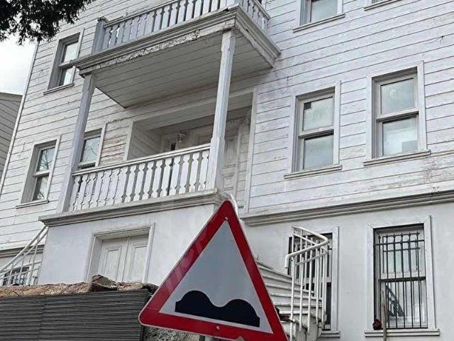Bebek'te Sahile Yakın Bahçeli Otoparklı Satılık Villa Köşk