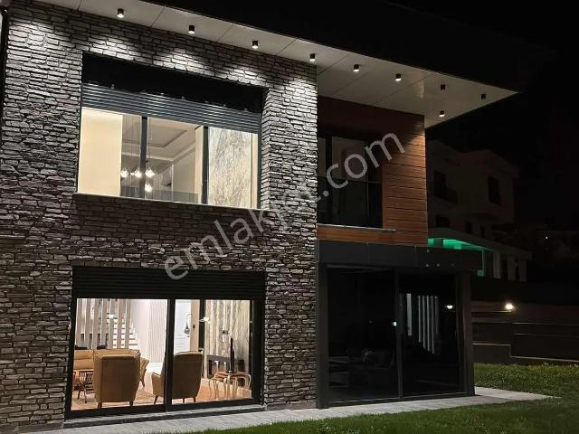 Becende Şehir Manzaralı Süper Lüks Satılık Villa