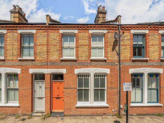 Beck Road, London E8 3 bed terraced house to rent £4,750 pcm £1,096 pw