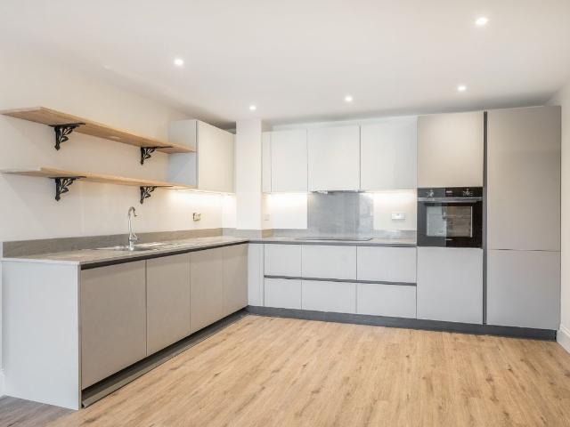 Beckenham Road, Beckenham BR3, 2 bed flat to rent, £2,300 pcm | PrimeLocation