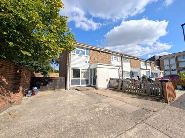 Becketts Close, Feltham, TW14 3 bed end of terrace house to rent £2,200 pcm £508 pw