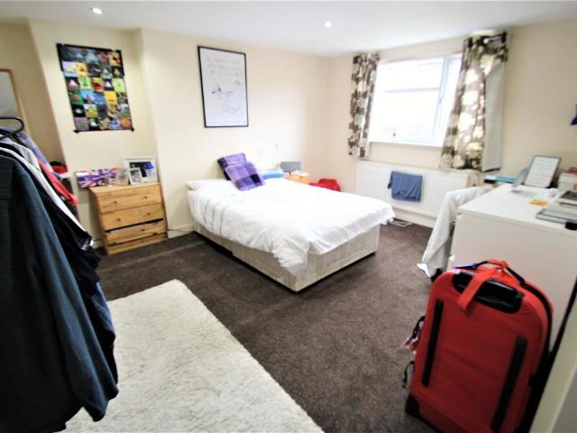 Becketts Park Crescent, Headingley. 5 bed semi detached house to rent £2,643 pcm £610 pw