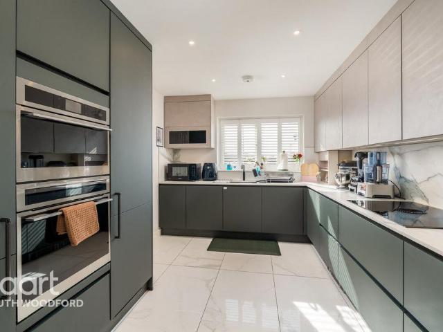 Becket Close, WOODFORD GREEN 4 bed townhouse to rent £6,700 pcm £1,546 pw