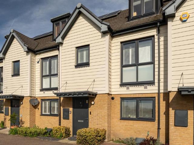 Becket Close, Woodford Green, Greater. 4 bed terraced house to rent £3,500 pcm £808 pw