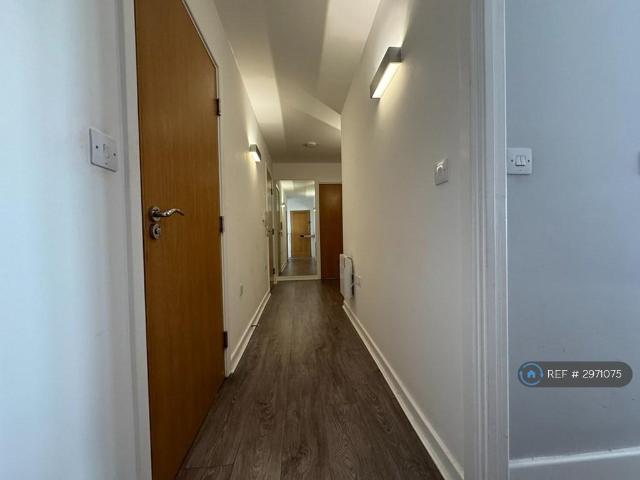 Becket House, Brentwood, CM14 2 bed penthouse to rent £1,650 pcm £381 pw
