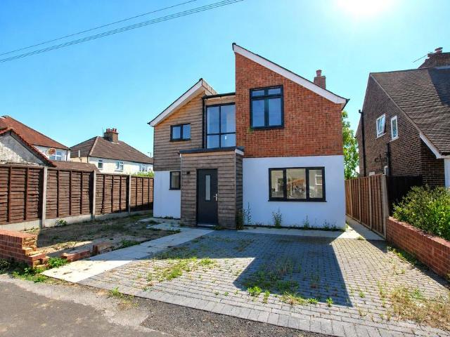 Beckingham Road, Guildford, Surrey, GU2 3 bed detached house to rent £2,900 pcm £669 pw