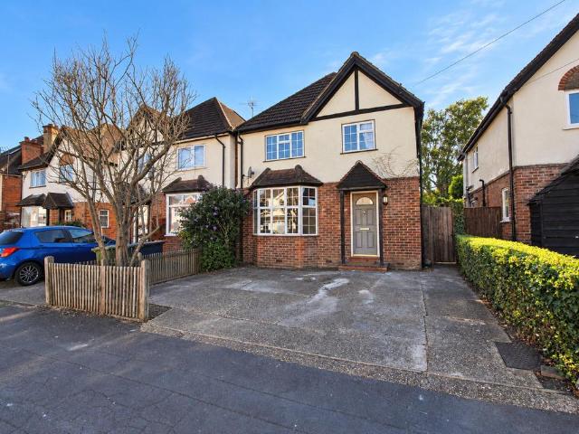 Beckingham Road, Guildford, Surrey, GU2 4 bed detached house to rent £2,700 pcm £623 pw