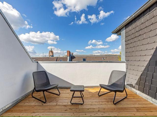 Bed in cosy triple bedroom in well connected Moabit