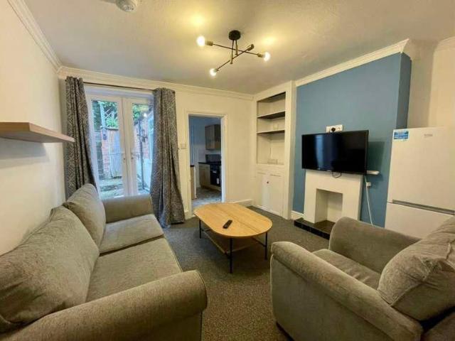 Bed Student House / West End | Aug, LN1