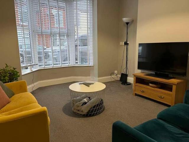 Bed Terraced House / Aug, LN5