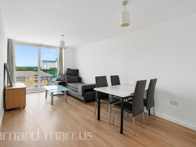 Bedfont Lane, Feltham 2 bed apartment to rent £1,750 pcm £404 pw