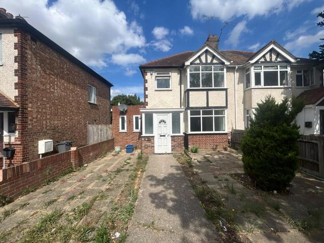 Bedfont Lane, FELTHAM TW14 4 bed semi detached house to rent £2,800 pcm £646 pw