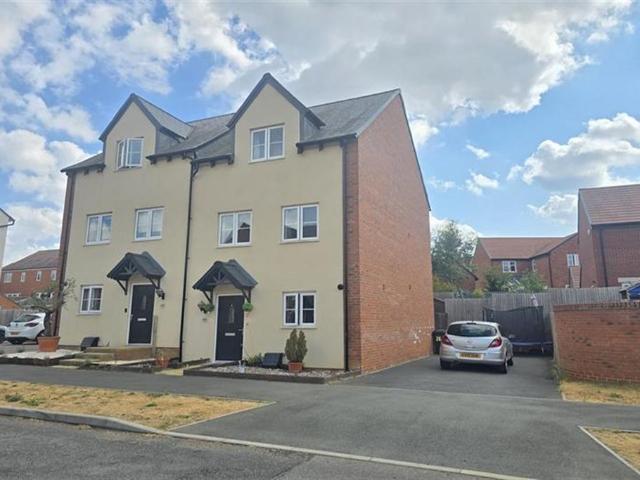Bedford MK40 2 bed semi detached house to rent £1,550 pcm £358 pw