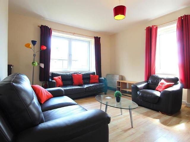 Bedford Avenue, Flat E, Second Floor. 3 bed apartment to rent £1,090 pcm £252 pw